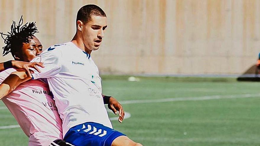 El marinista Anaba mete la pierna para cortar un balón al local Fagir.