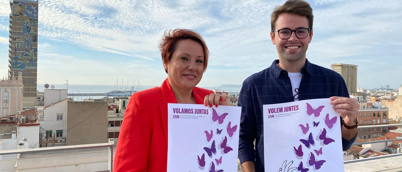 La concejala de Igualdad, María Conejero, junto al premiado, Adrián Pastor