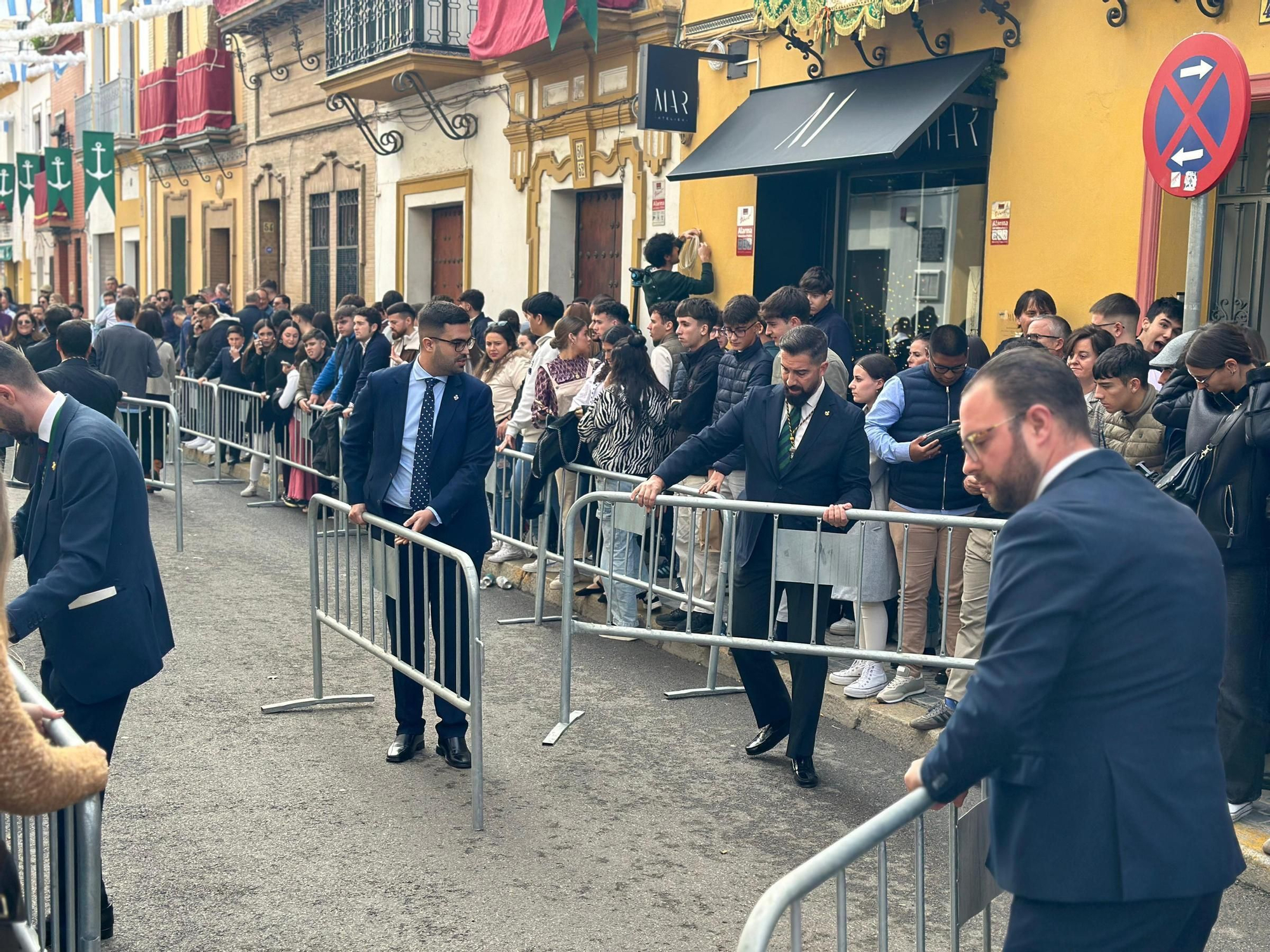 Empiezan a colocar en la calle Pureza las primeras vallas para delimitar el paso de la procesión.