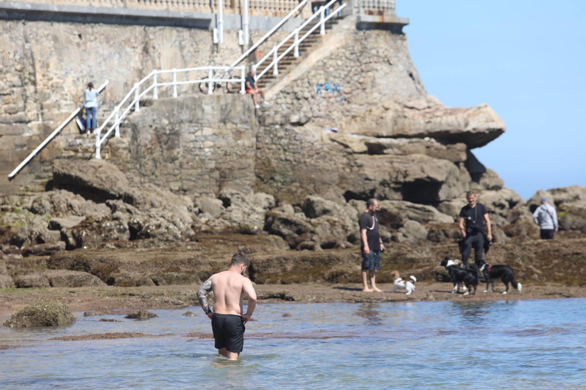 La primavera adquiere tintes veraniegos en Asturias: así fue la jornada de calor en Gijón