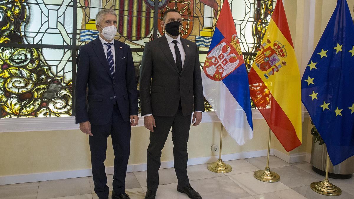 Los ministros del Interior de España, Fernando Grande-Marlaska, y de la República de Serbia, Aleksandar Vulin