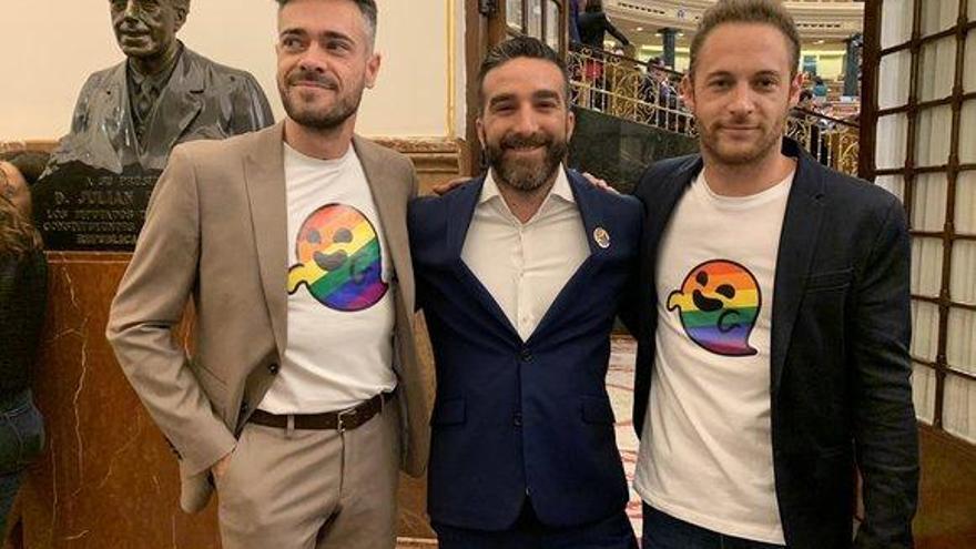 El fantasma gay de Vox entra en el Congreso: tres diputados del PSOE lucen el símbolo LGTBI