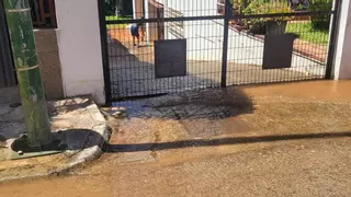 Nueva rotura de una tubería en La Sierrilla de Cáceres, la tercera en una semana: "Los vecinos vivimos en una ruleta rusa"