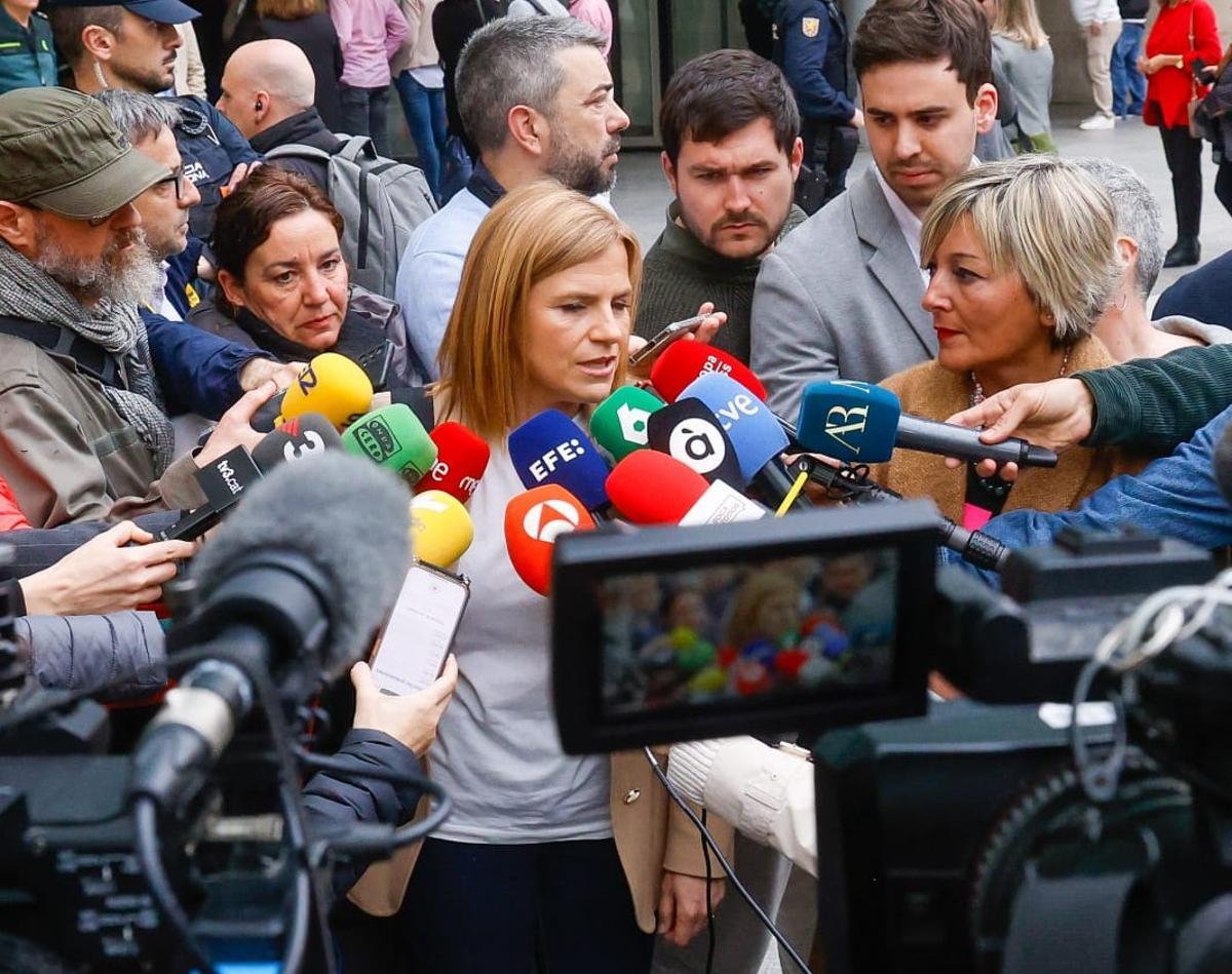 Bernabé atiende a los medios de comunicación antes de entrar a la Ciudad de la Justicia.
