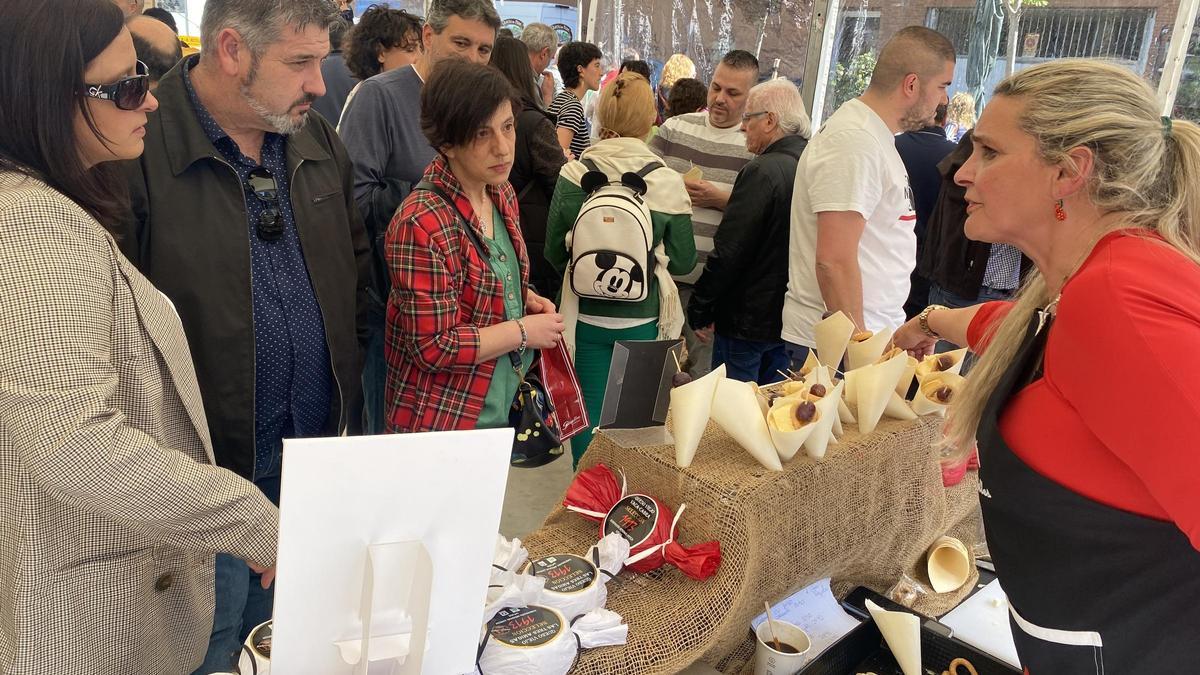 Éxito de la feria de quesos, sidra y artesanía de El Berrón