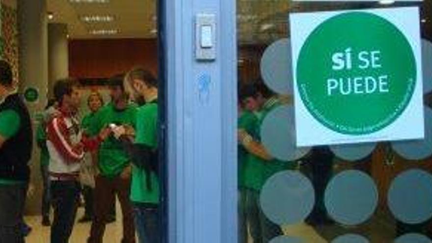 Una entitat financera durant una acció de la PAHC