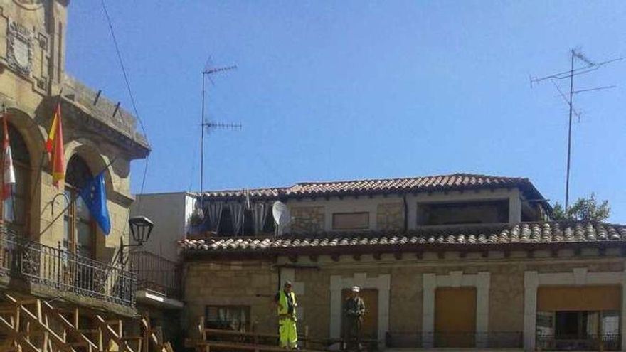 Trabajos de ensamblaje de las tablas para construir el coso taurino de madera.