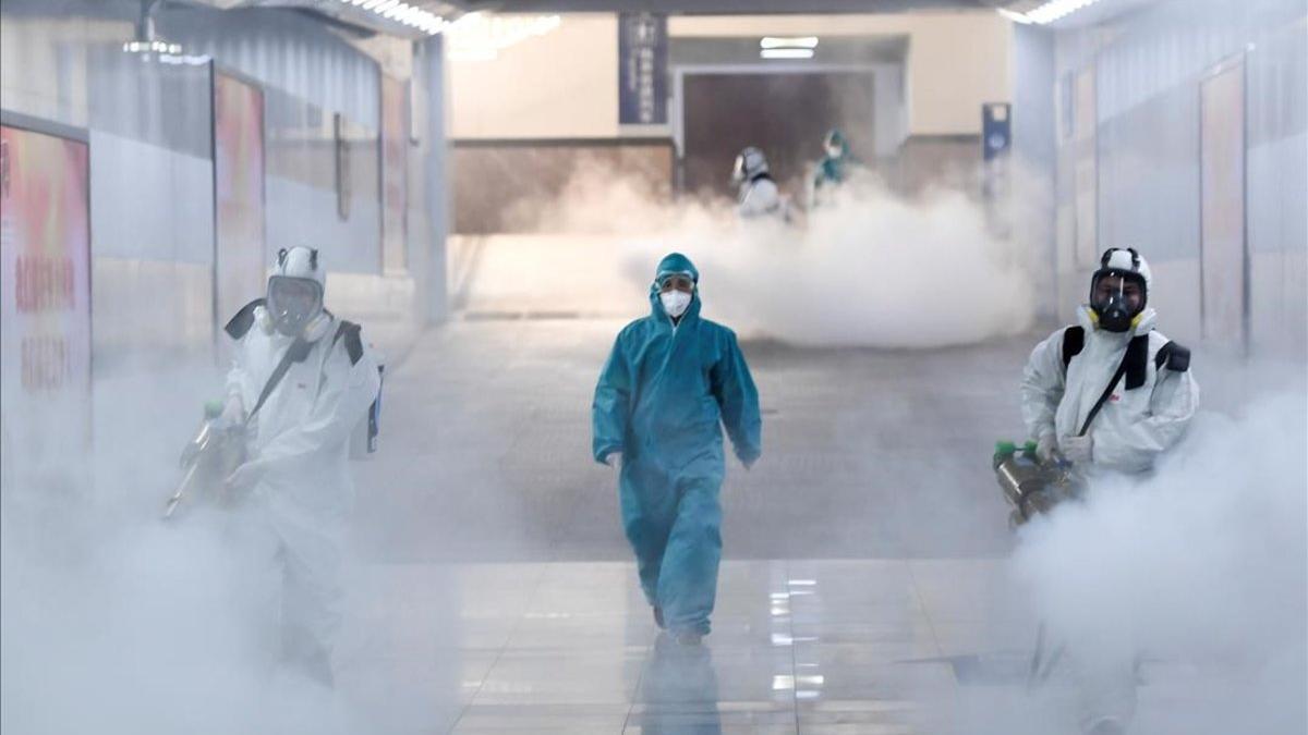 Un grupo de voluntarios desinfectan una estación de tren en Changsha, China, ante posibles contagios de coronavirus