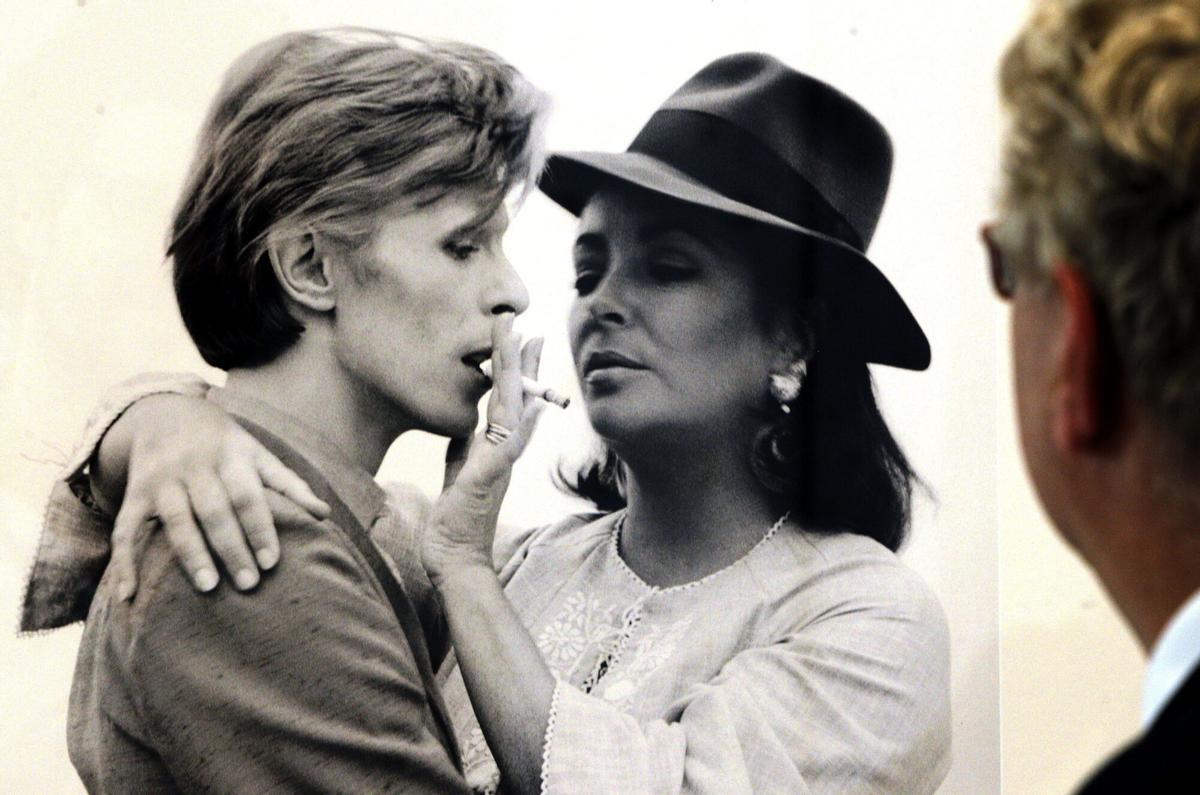 David Bowie y Elizabeth Taylor en una foto de Terry O'Neil.