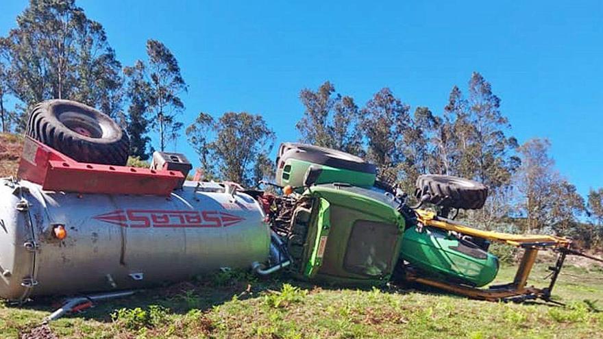 Vuelca con su tractor en una finca de Peruyes (Cangas de Onís)