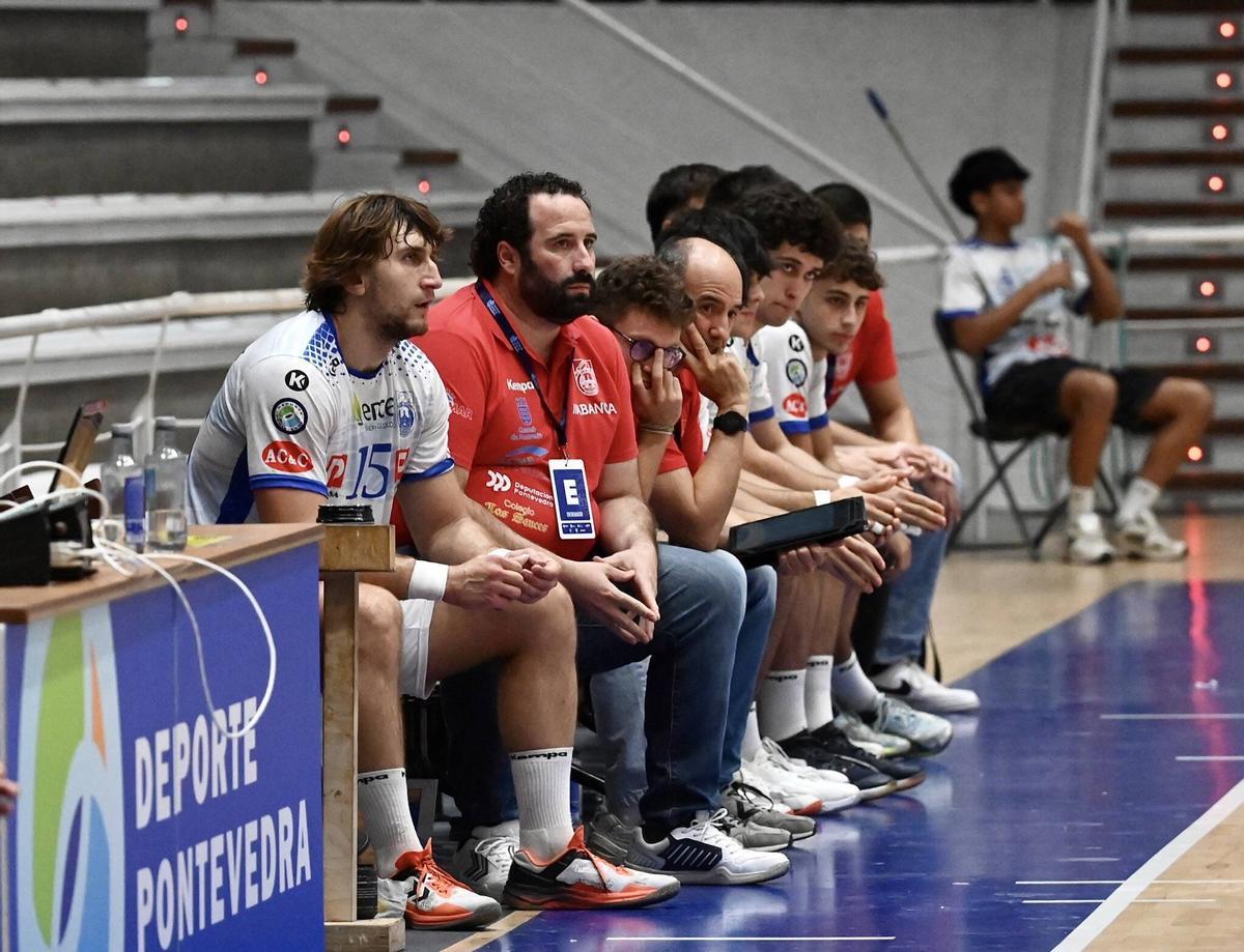 Marcos Otero, &quot;Quiños&quot;, en el banquillo del Cisne en un partido de esta temporada.