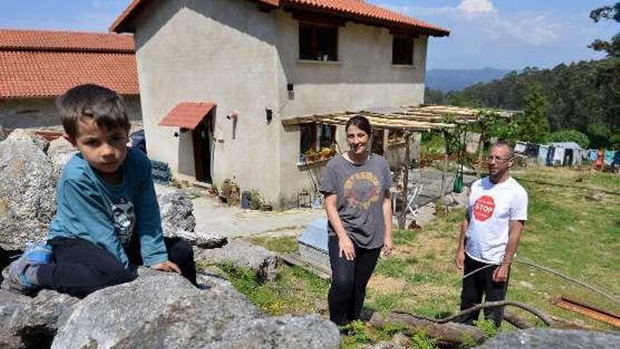 Ester, Uxío y su hijo Mario en la vivienda de A Graña. // G. Santos