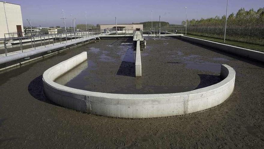 Piscina de tratamiento de fangos en lestación depuradora de aguas residuales de Benavente.