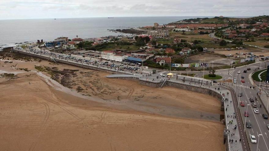 Vista de la playa y la Ería del Piles, con los terrenos del PERI 100 a la derecha y frente a ellos, al otro lado de la carretera, el hotel Abba.