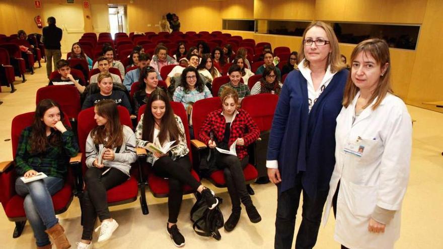 Por la derecha, Esther González y Carmen Fernández -jefa del servicio de Hematología-, con los alumnos de Enfermería.