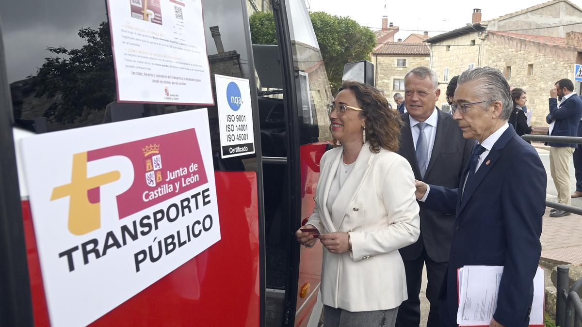 La consejera de Movilidad y Transformación Digital, María González Corral, presenta el bono rural de transporte a la demanda gratuito en las ZBS del norte de Burgos en el mes de mayo.