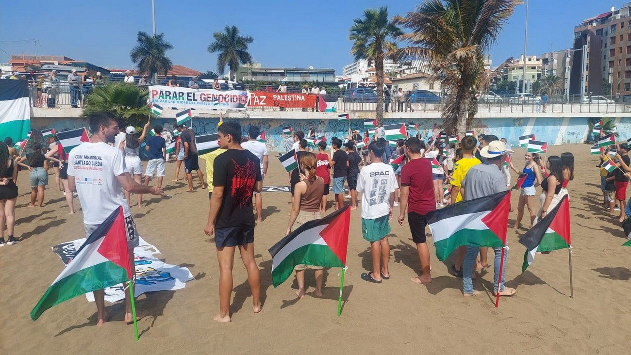 500 banderas por Palestina en la playa de Las Alcaravaneras (1).JPG