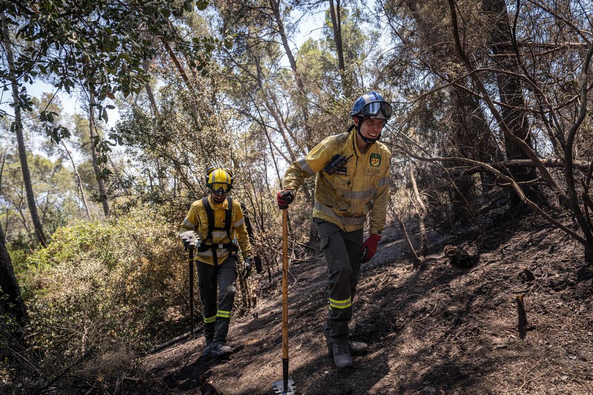 Columna de humo visible durante el incendio forestal de Sentmenat, cuyo avance ha movilizado un amplio dispositivo de emergencias