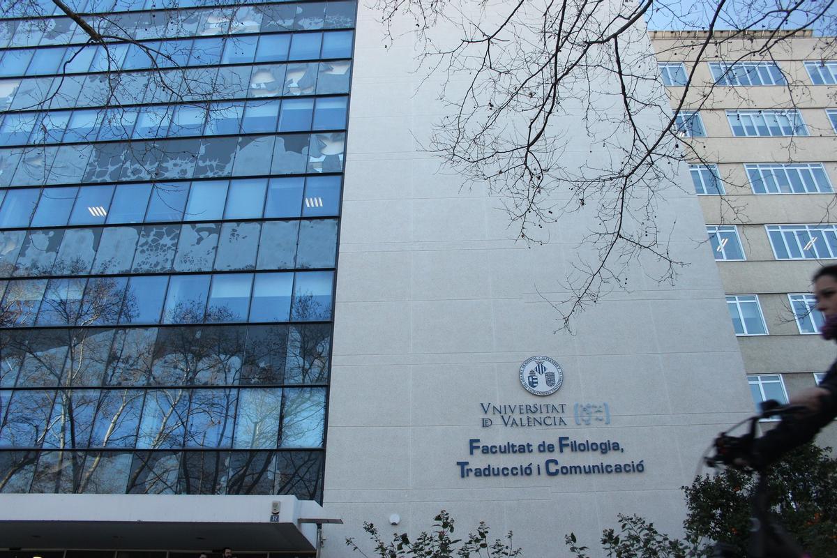 Fachada de la Facultat de Filologia, Traducció i Comunicació de la Universitat de València (UV) en la avenida Blasco Ibáñez.
