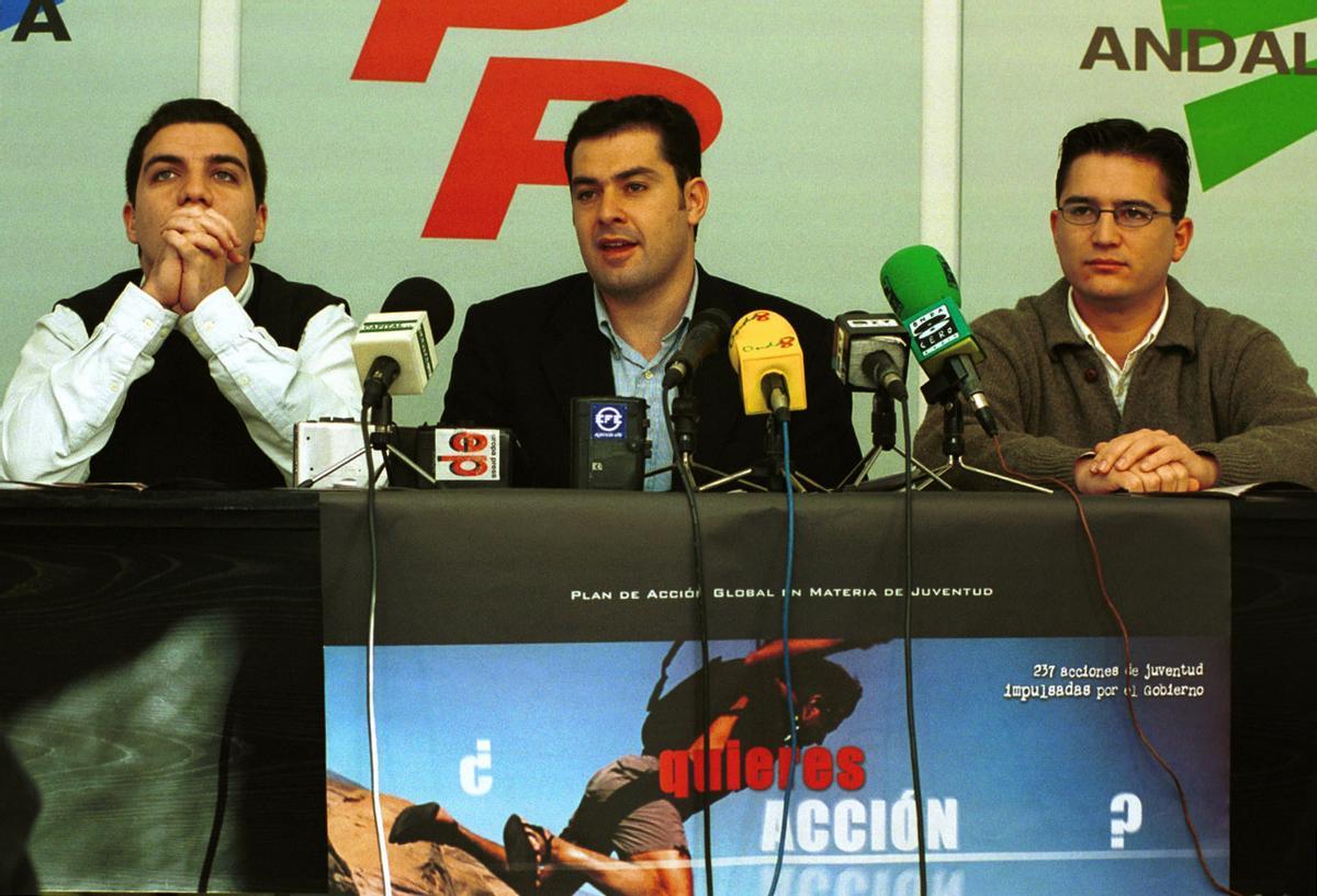 Juanma Moreno, rodeado por Elías Bendodo y Juan Jesús Bernal.