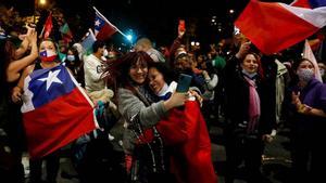 Chile aprueba con una aplastante mayoría redactar una nueva Constitución. En la foto, fiesta en las calles de Valparaíso tras conocerse los resultados del plebiscito en Chile. 