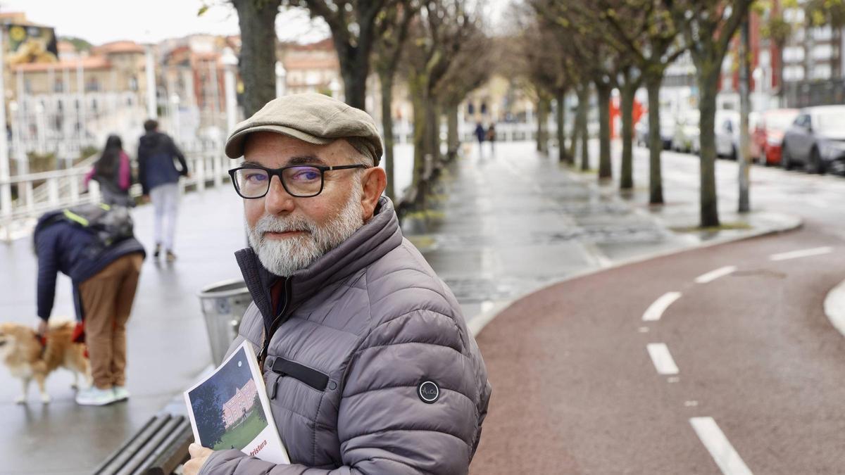Nel Morán, en la calle Rodríguez San Pedro, con su nuevo libro.