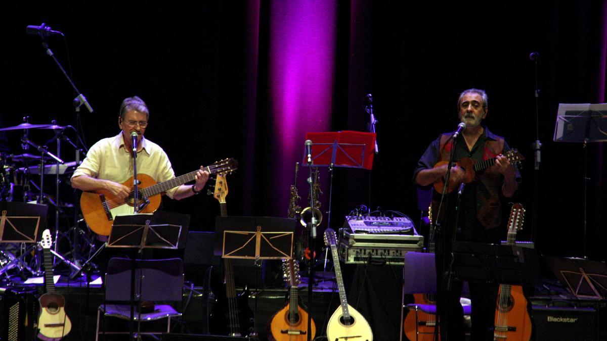 Vicent Torrent (esquerra) i Manolo Miralles (dreta), membres fundadors d'Al Tall durant el seu concert de comiat