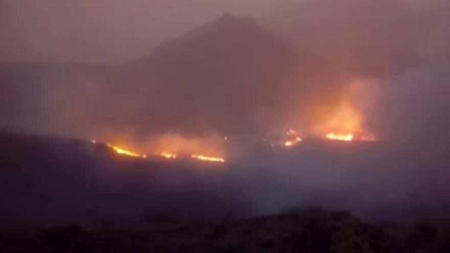 Desalojo de los vecinos de Tasarte por el incendio