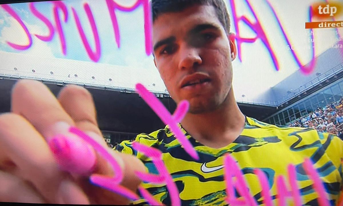Carlos Alcaraz, dejando su firma tras la victoria que le da el pase a la semifinal