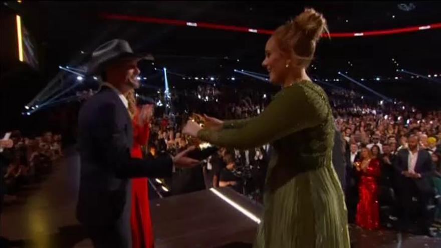 Adele y Bowie, grandes triunfadores de los Grammy