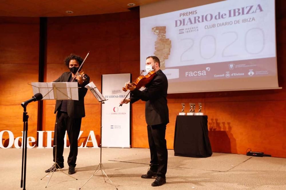 Actuación de los músicos Ramsés Puente, al violín, y Miguel Falomir, a la viola.