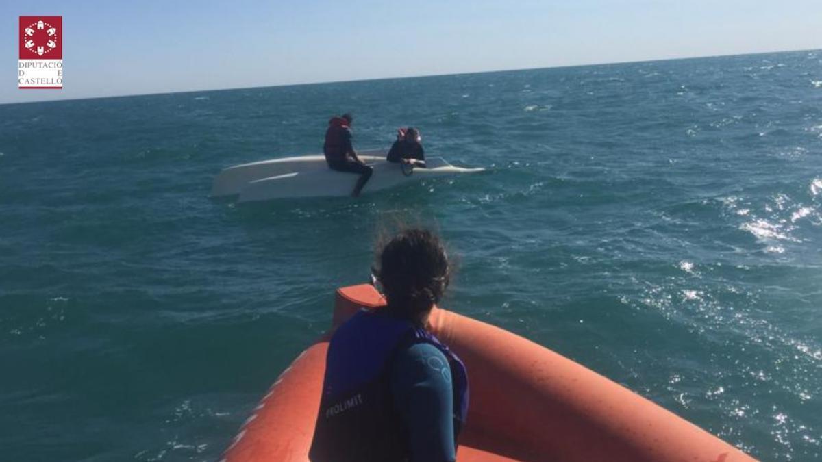 Rescatan a una pareja en alta mar tras volcar su catamarán en Peñíscola