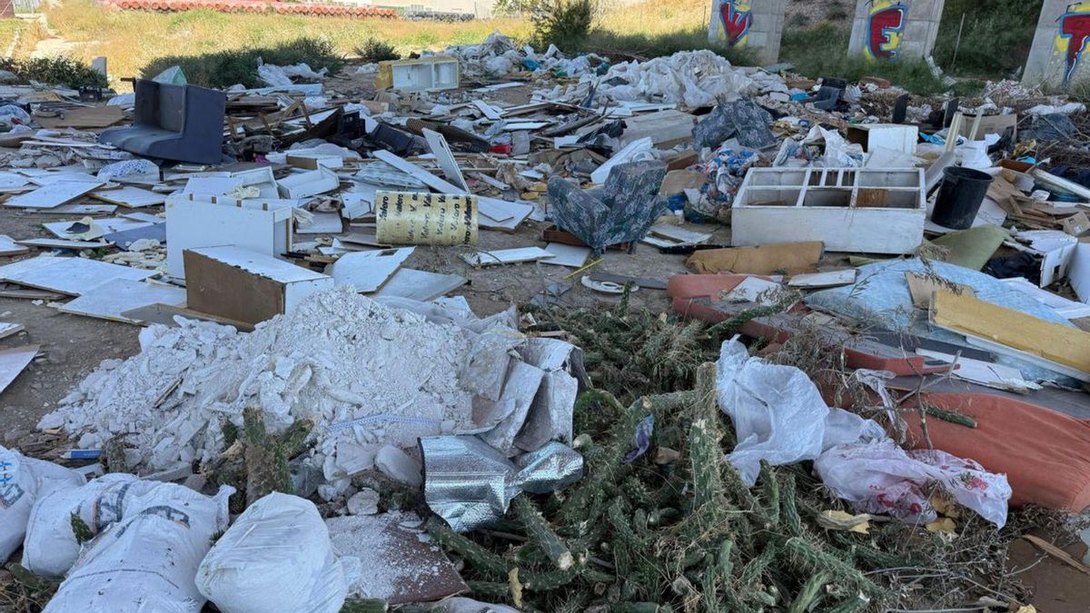 Basura en un terreno debajo de la Avenida de Levante, propiedad del Ayuntamiento.