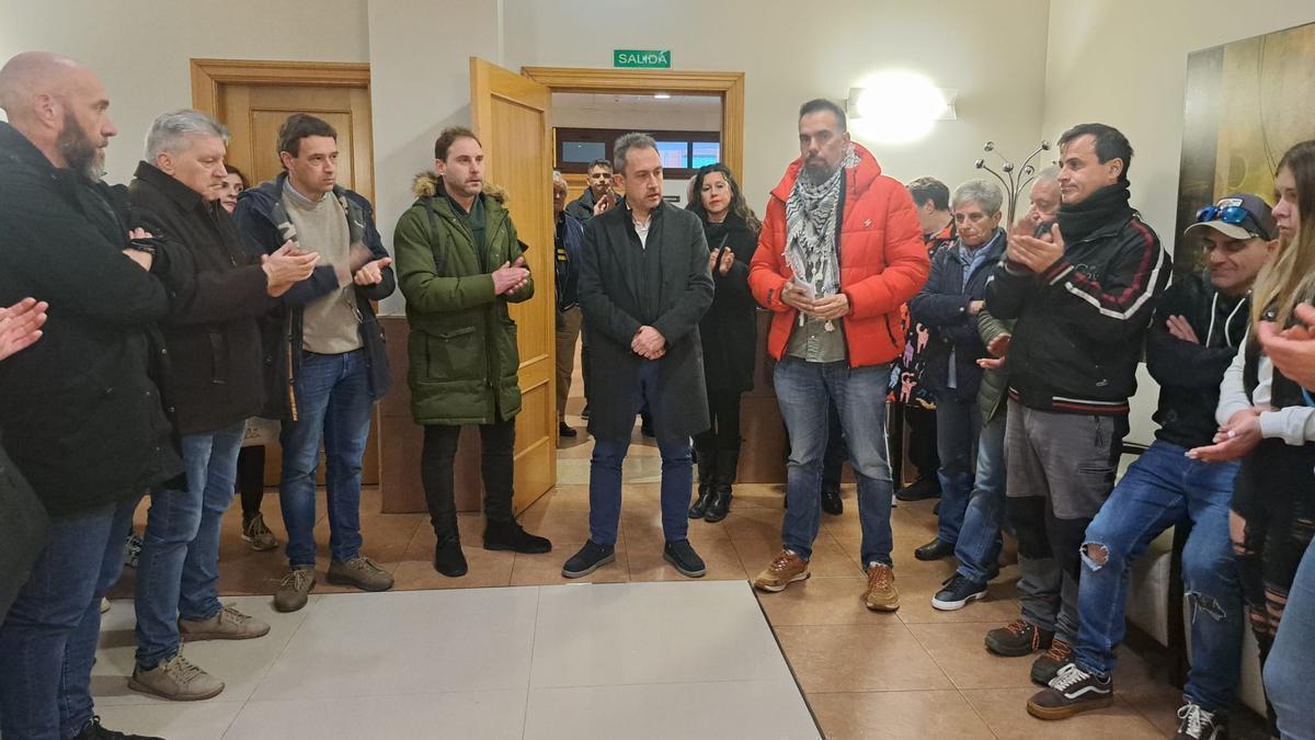 Acto de despedida a Alfonso &quot;Pichi&quot; Vallina en el tanatorio de Langreo, con Ovidio Zapico y José Manuel Zapico en el centro.