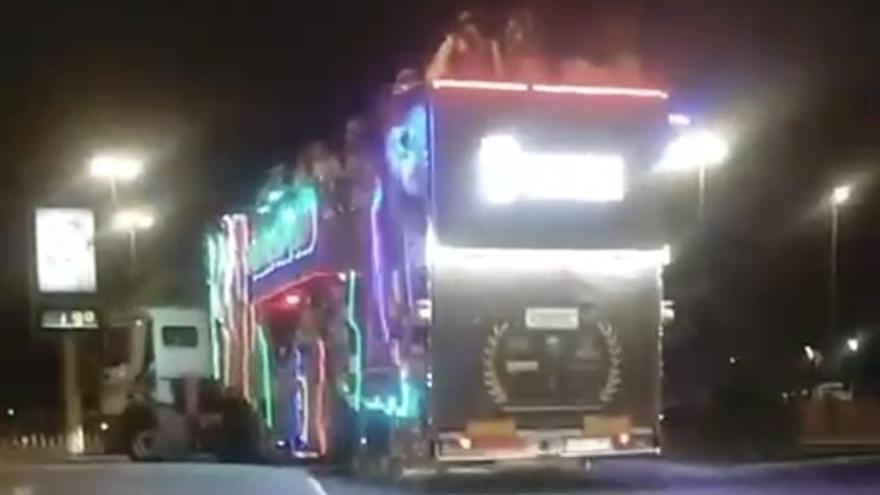 La Policía denuncia a la carroza anunciadora del Carnaval por transportar a más de cien personas sin tener homologación