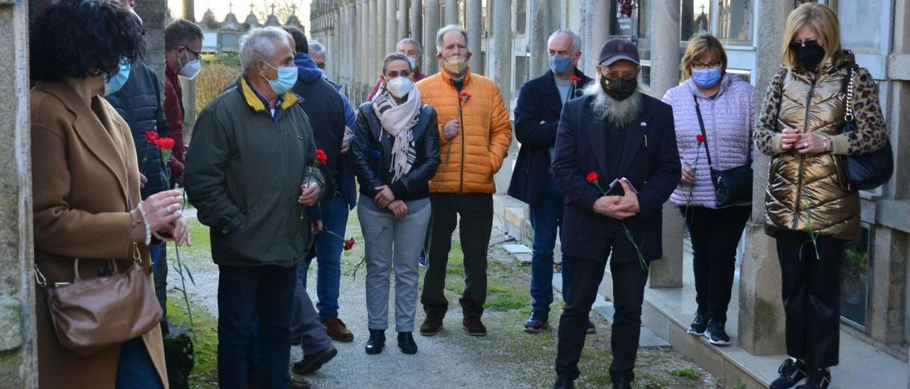 Algunhas das persoas asistentes ao acto de lembranza celebrado onte no cemiterio de Coiro.