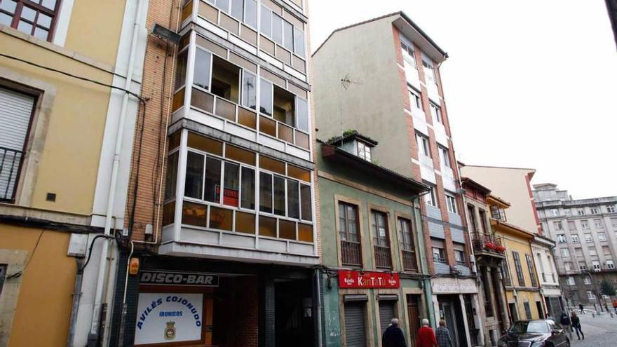 El edificio ubicado en el número 95 de la calle Rivero, donde residía el fallecido.