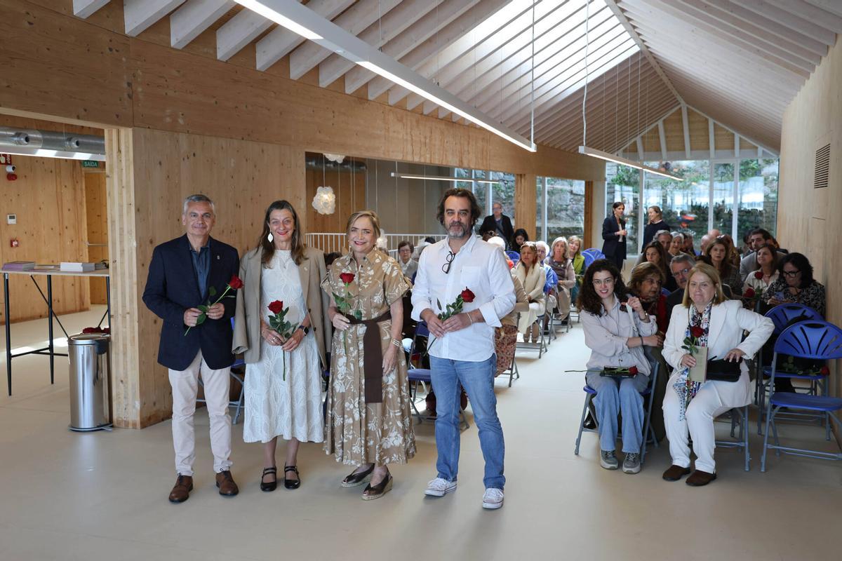 De izquierda a derecha, los vicerrectores Alfonso Lago y Susana Reboreda, junto a Ángeles Terrazo y Pedro Feijoo, esta mañana, en el Edicio Redeiras.