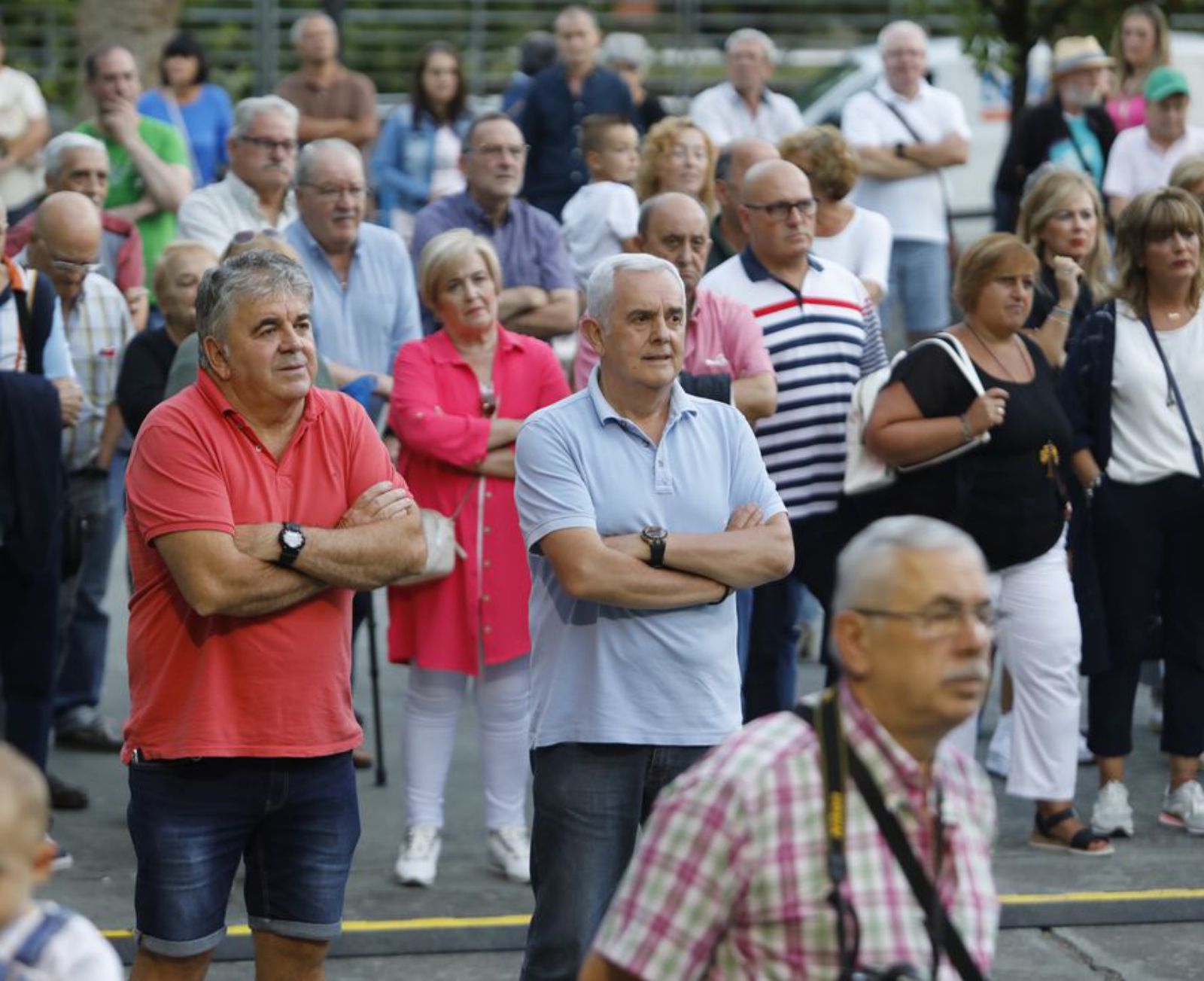 Público asistente al pregón de las fiestas de Tudela Veguín. | F. Rodríguez