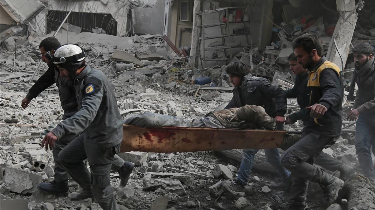 zentauroepp42220449 members of the syrian civil defence evacuate an injured civi180221114930 zentauroepp42220449 members of the syrian civil defence evacuate an injured civi180221114930
