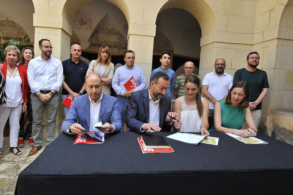 PSOE y Compromís sellan el pacto de gobierno de Elche en el claustro de San José