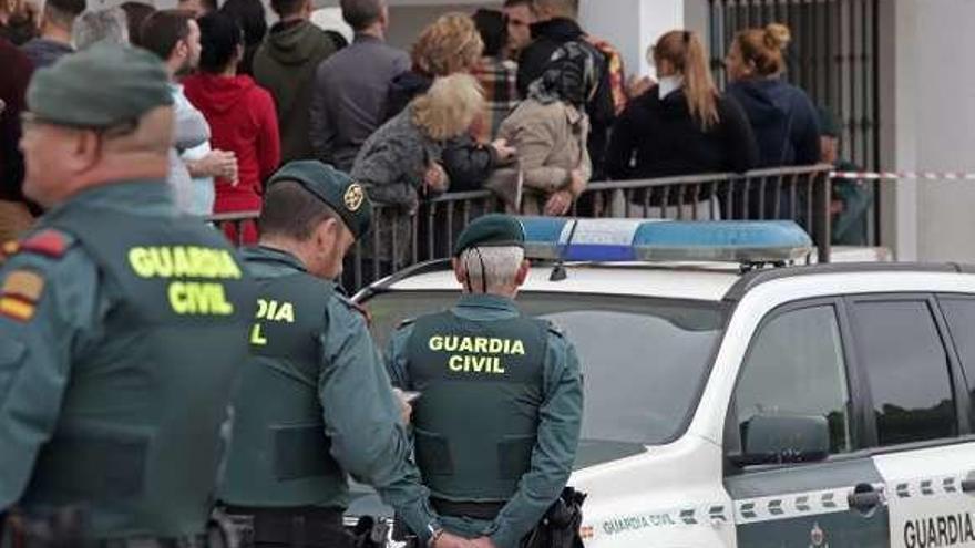 Familiares de los detenidos ante el juzgado de San Roque. // EuropaSur