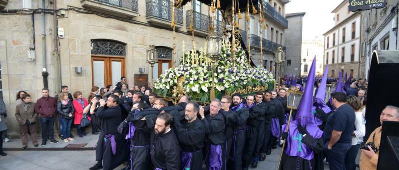 Cofrades de la Veracruz y Misericordia, la más antigua de la ciudad, portan a hombros la imagen de la Virgen de la Misericordia.   | // G. SANTOS