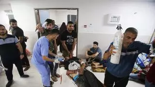 Al menos 13 muertos por un ataque contra un hospital de Gaza y otra veintena por un bombardeo en una escuela