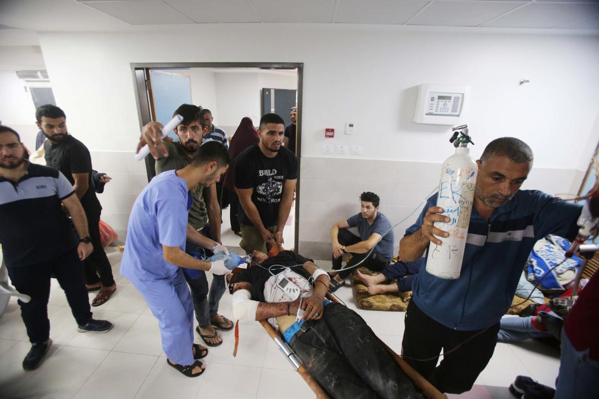 Trabajadores y voluntarios atienden a heridos en el hospital gazatí de Al Shifa, en el norte de la Franja de Gaza.