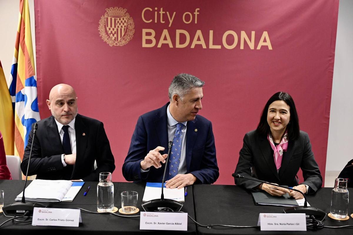 Imagen de la Junta Local de Seguretat de Badalona; con la presencia del alcalde, Xavier García Albiol, y la consellera de Interior, Núria Parlon