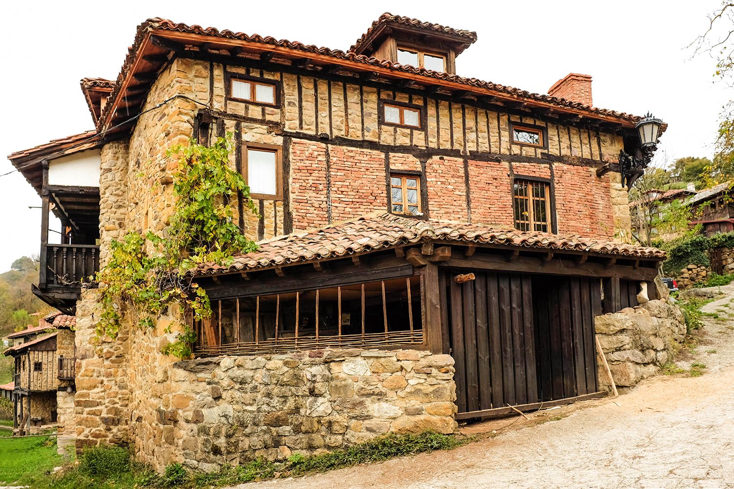 Macario Iglesias mete en la casa asturiana un futuro lleno de pasado