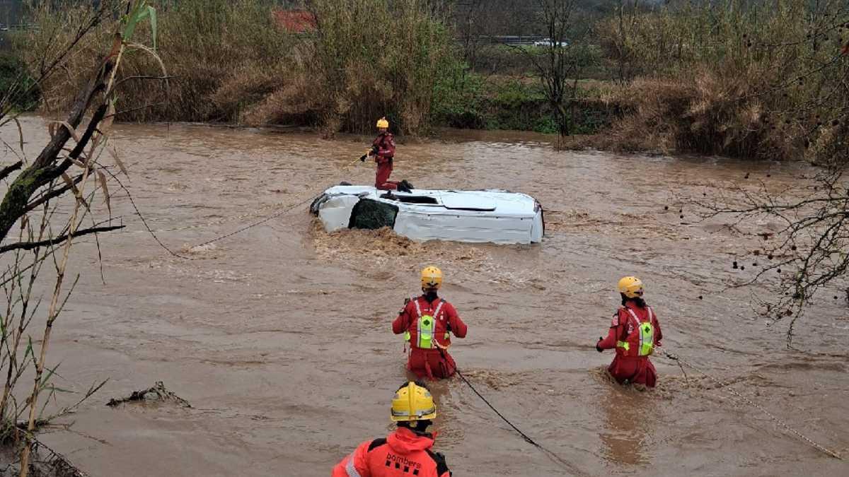 Efectius dels Bombers busquen el conductor d'una furgoneta arrossegada per la riera Giola a Llinars del Vallès
