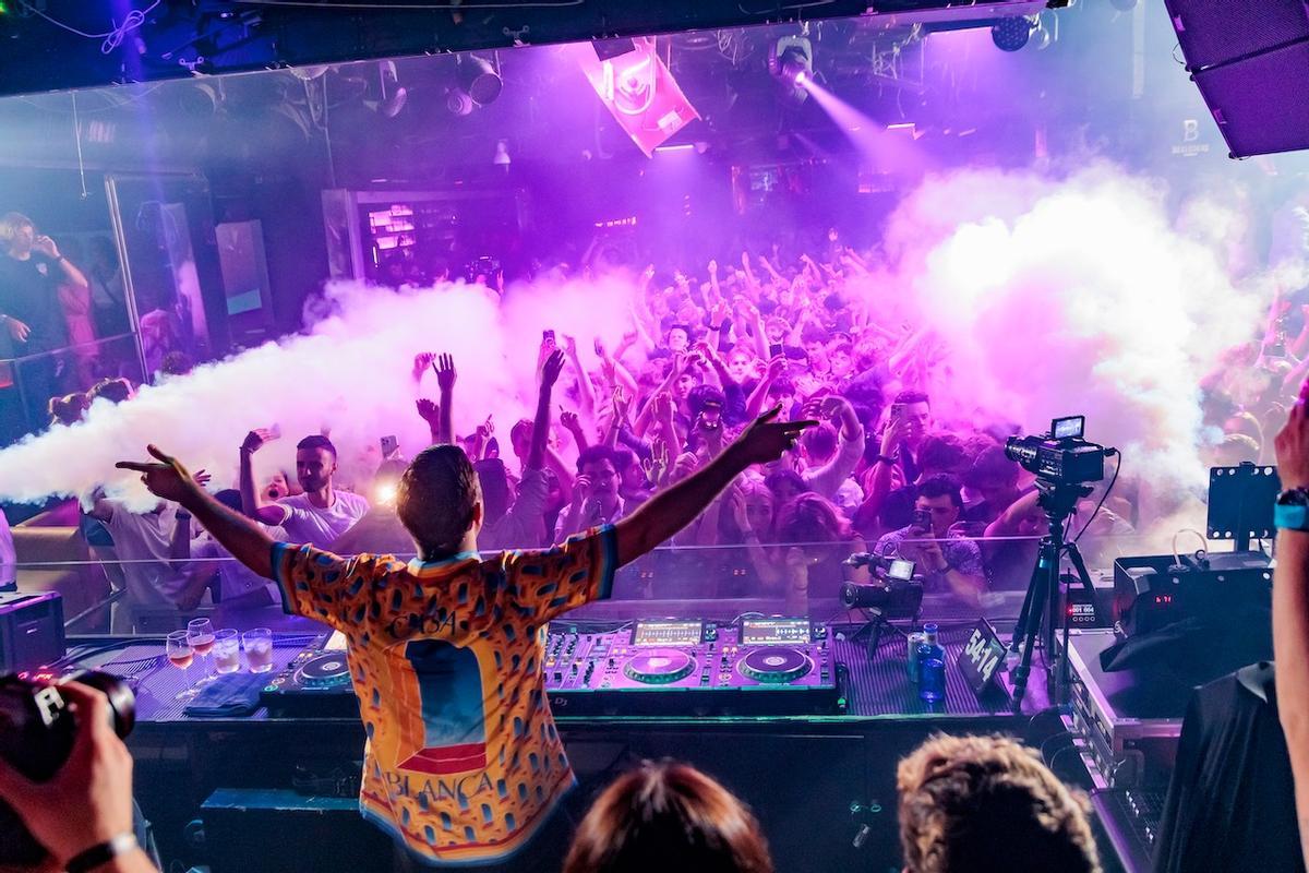 Ambiente en la pista de Opium, una de las discotecas de Barcelona entre las mejores del mundo.
