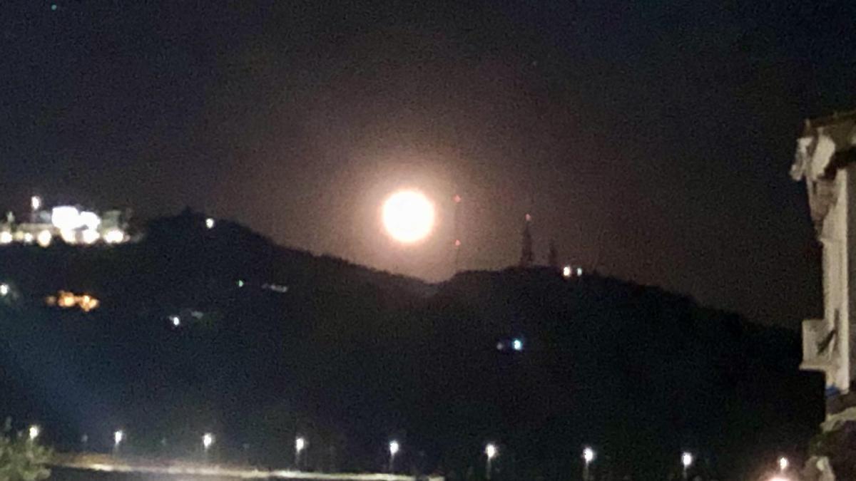 La Luna, desde la calle Fuente Nueva con el santuario de la Montaña a la izquierda.